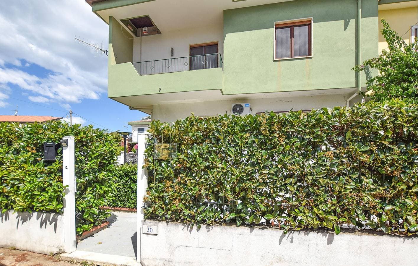 Foto 2 von 33: Appartement am Strand mit Pool, Terrasse und Garten