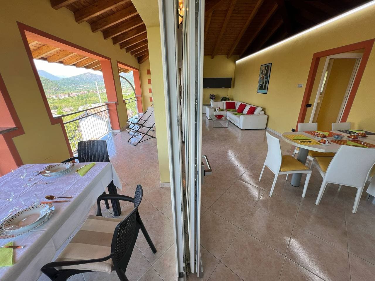 Foto 8 von 22: Penthouse Valentino with terrace lake view