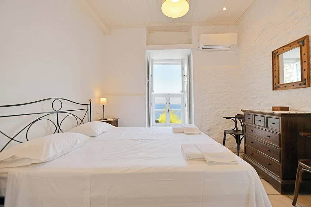 Foto 3 von 30: Luxury 3 room seaside stone villa