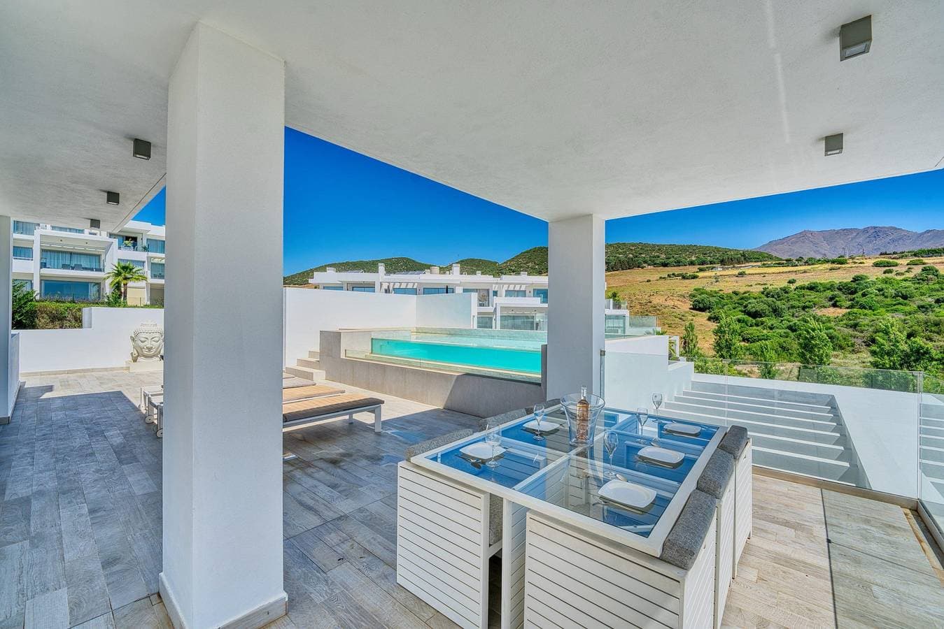 Foto 12 von 47: 2288 Luxury Penthouse with Private Rooftop Pool