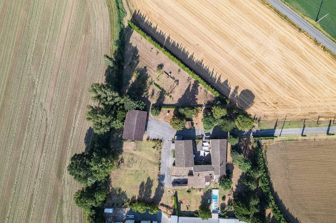 Foto 12 von 21: Klimatisiertes Gästezimmer „Lavande“ im Gartengeschoss mit Bergblick
