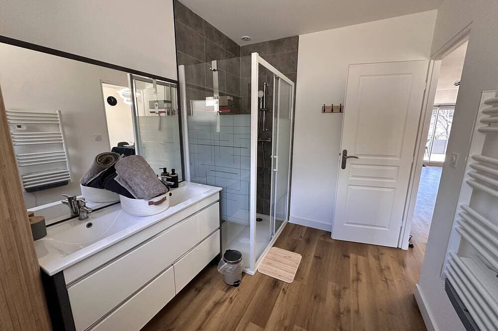 Foto 7 von 29: Apartment-La Butineuse-Cottage-Ensuite mit Dusche-Blick auf die Landschaft