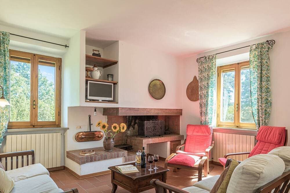 Foto 10 von 30: Das Haus hat 10 Schlafplätze. Im Ergeschoß gibt es einen großes Wohnzimmer mit Kamin, eine Küche, ei