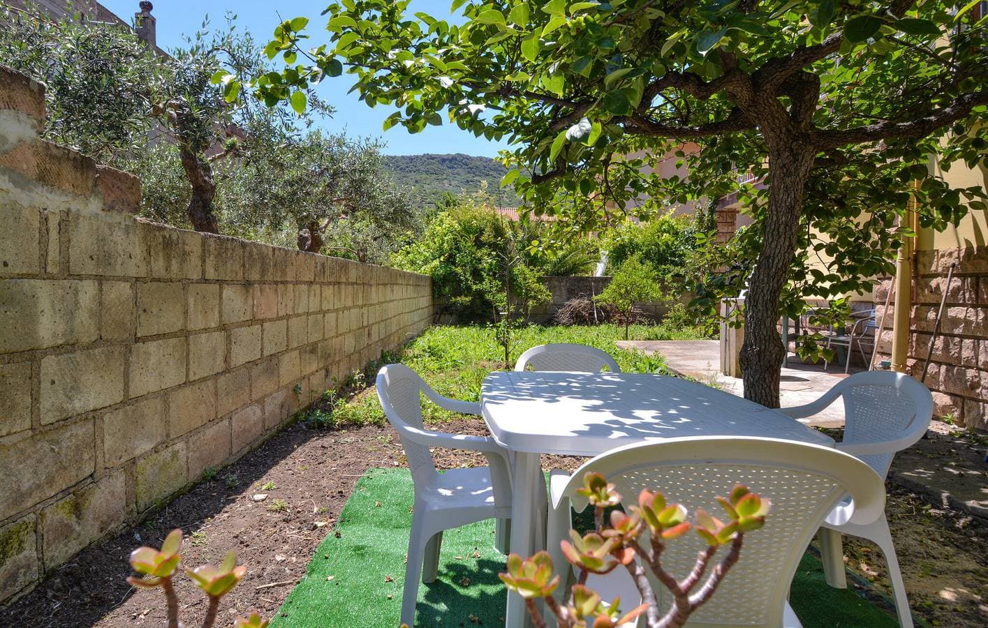 Foto 9 von 21: Modernes Apt mit Terrasse, AC & WiFi, 1.5km zum Strand