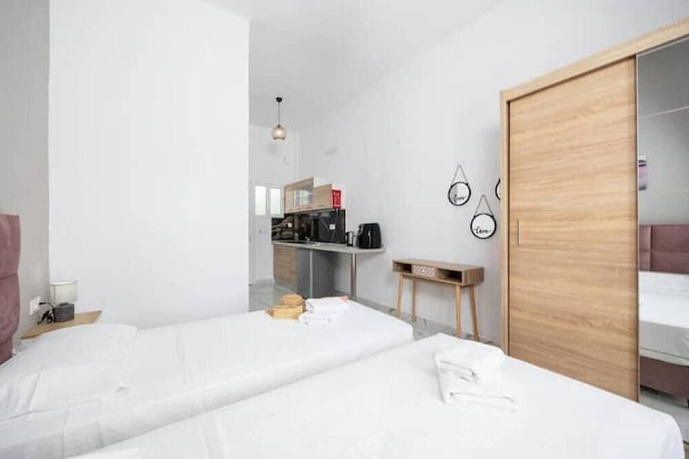 Foto 2 von 10: Kosmas Deluxe Studio – A Sun-Kissed Escape in Roda