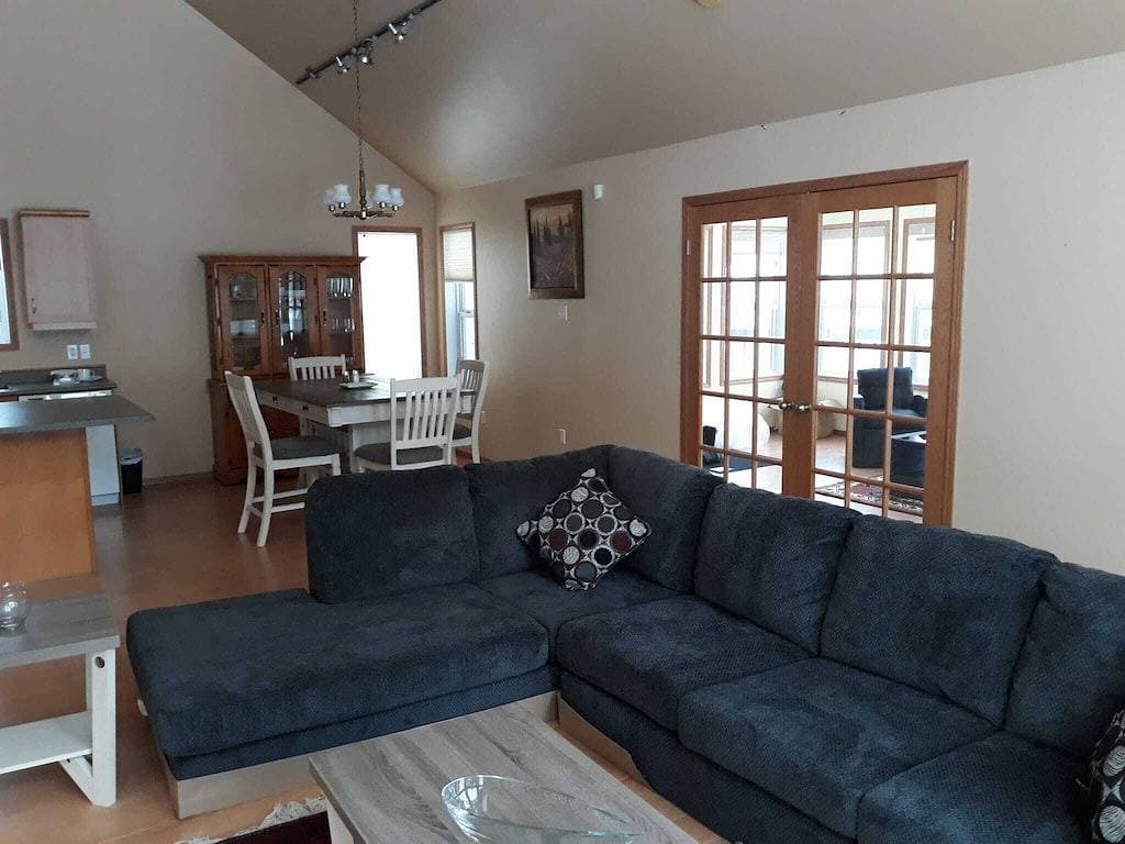 3 Bedroom Cottage - Sunroom + Patio + Fire Pit 1