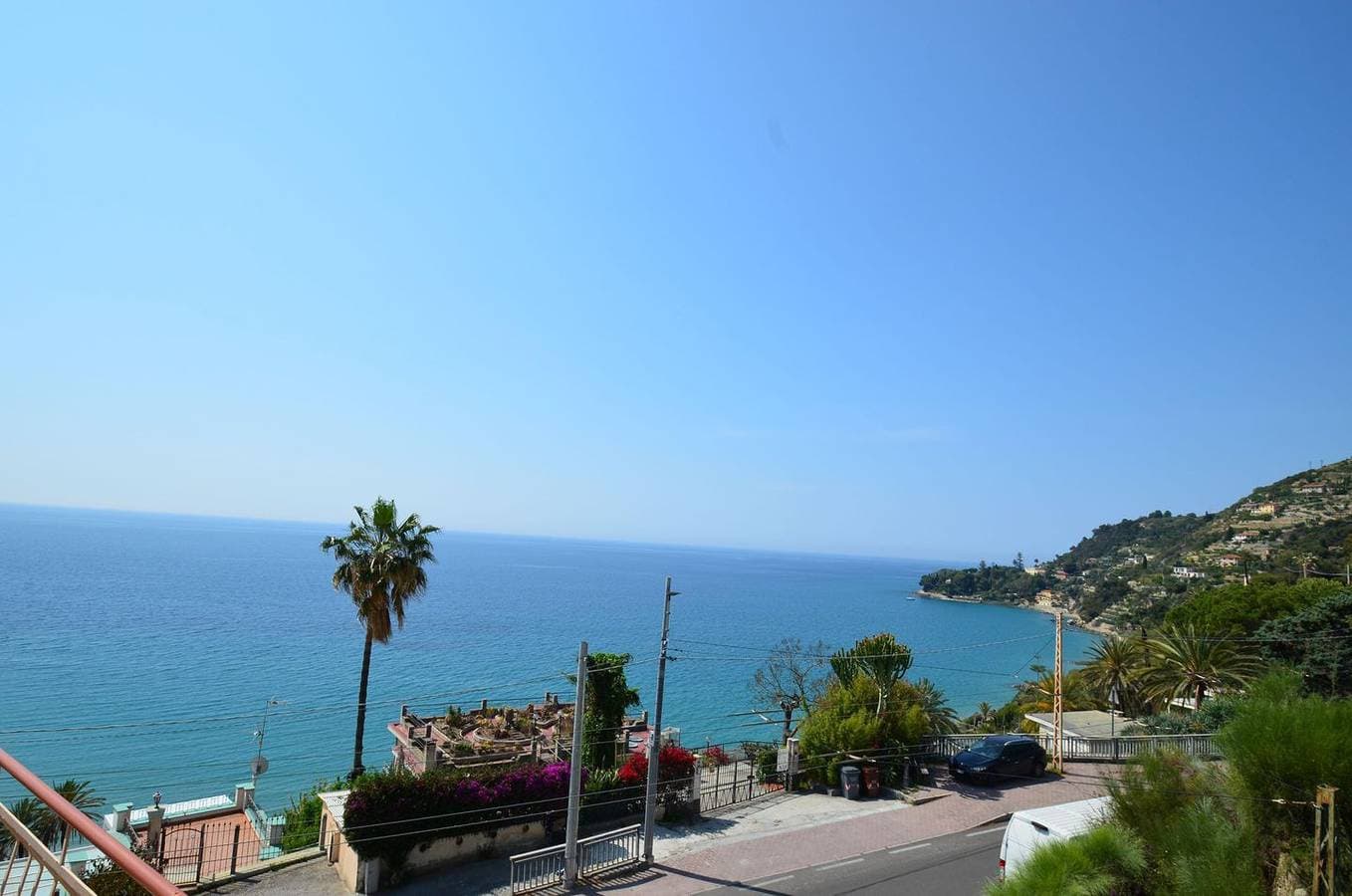 Neurenovierte Ferienwohnung direkt am Strand mit atemberaubendem Meerblick 1