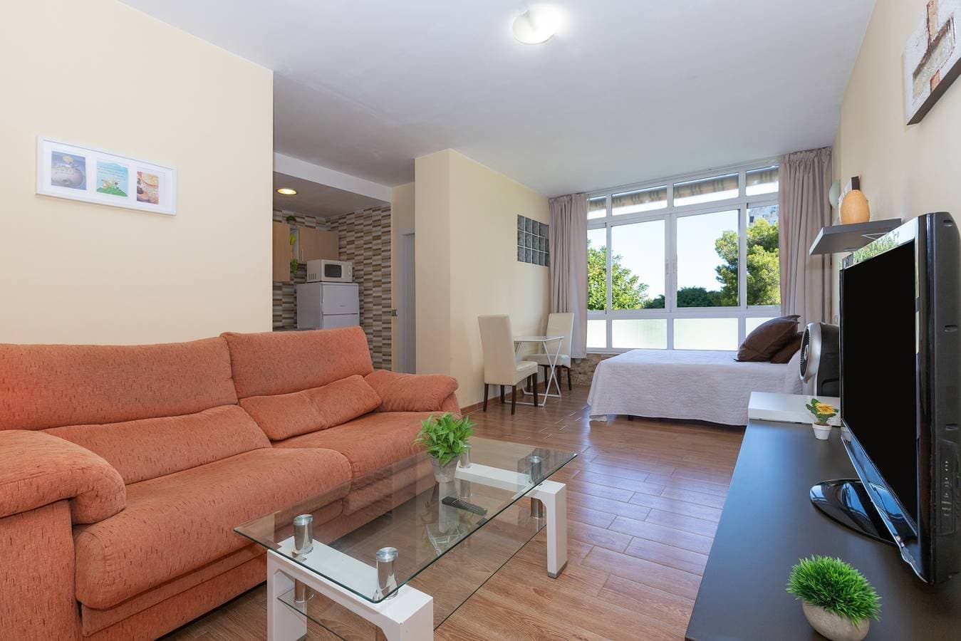 Foto 2 von 22: Einzimmerapartment 'Torremolinos' mit Gemeinschaftspool, Gemeinschaftsgarten und WLAN