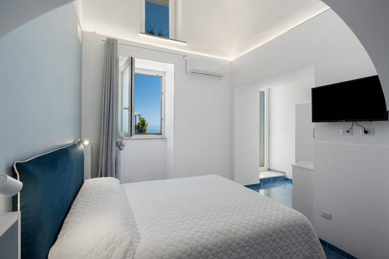 Foto 2 von 31: Zimmer 'Amalfi Sea View' mit Meerblick, WLAN und Klimaanlage