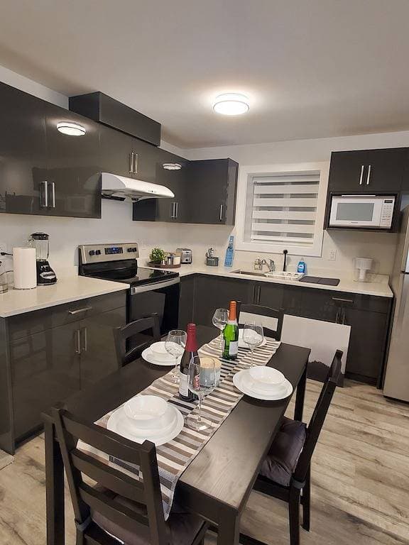 Foto 5 von 23: Lux Modern 2bd Radiant Suite+Free Parking