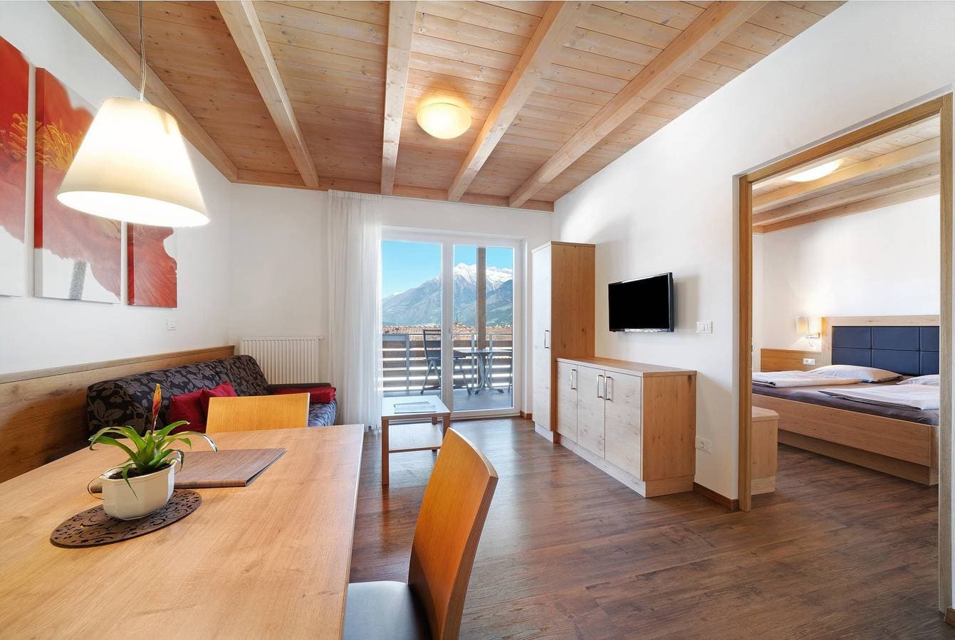 Foto 4 von 17: Ferienwohnung 'Nelkenstein Sommer' mit Bergblick, Gemeinschaftspool und WLAN