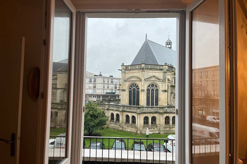 Foto 10 von 12: Cosy T2, Notre-Dame church view, downtown, new