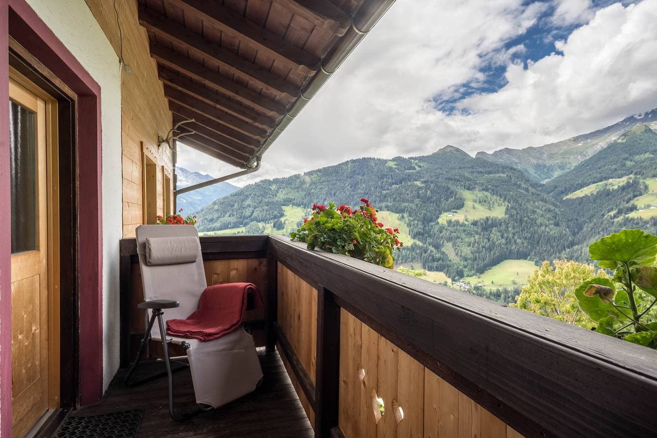 Foto 2 von 26: Ferienwohnung ,,Hochwilde Jogglanderhof" mit Bergblick, privatem Balkon und Wlan