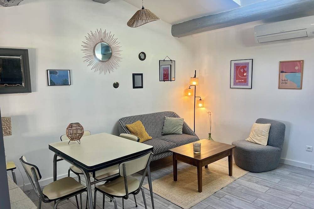 Charming, bright studio with sleeping area in the heart of the village of La Cadière-d'Azur 1
