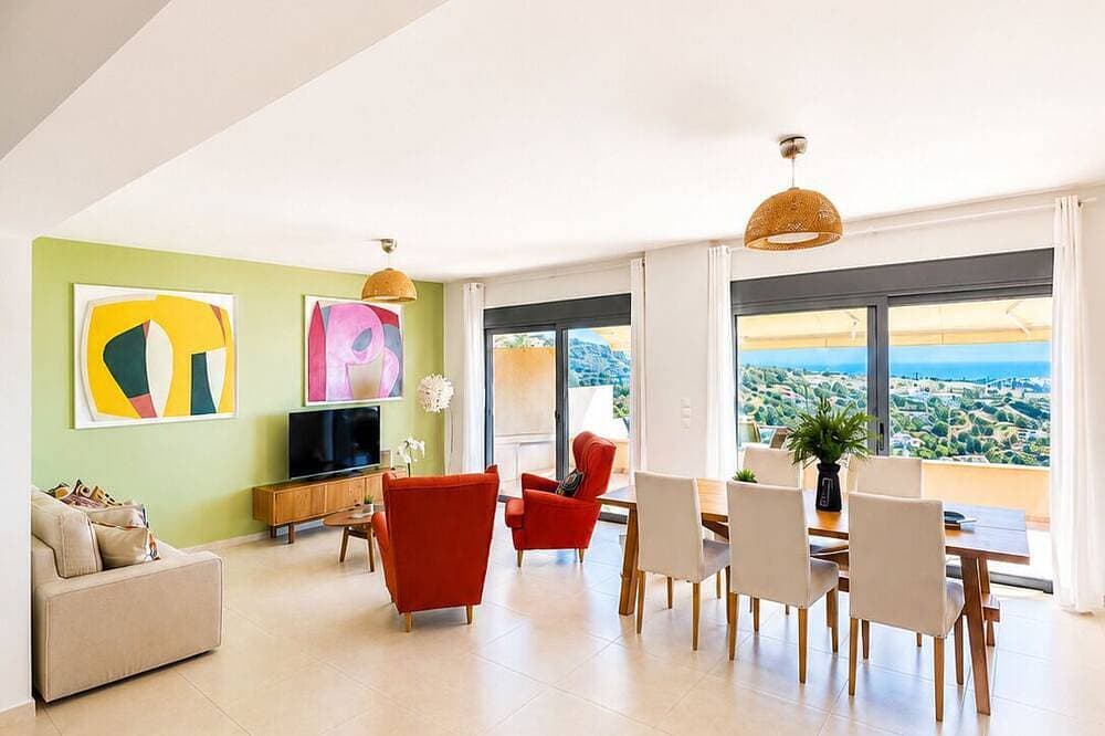 Foto 2 von 30: Minimalist, new condo with beautiful sea and mountain views