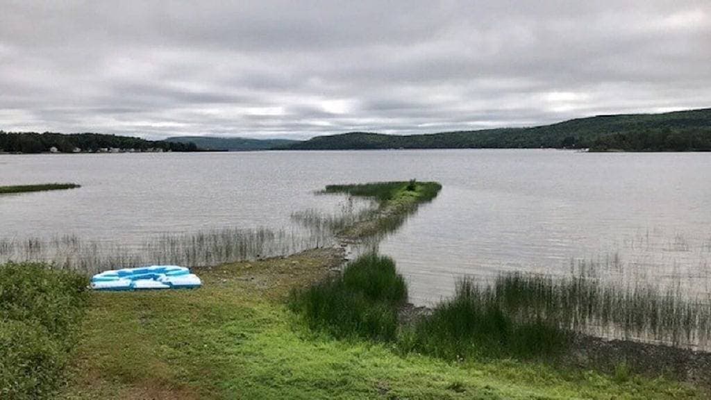 Foto 7 von 19: Direkter Zugang zum Wanderweg - L & R Seeufervermietungen mit diesem schönen Camp am Long Lake
