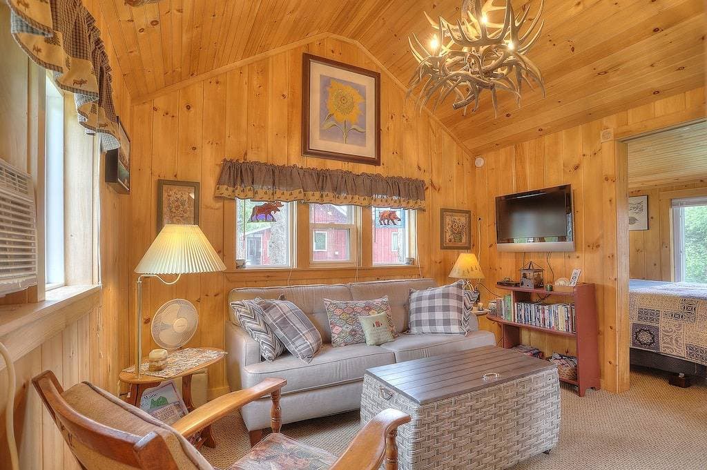 Foto 9 von 17: Cozy Haley Pond Waterfront Cottage in Downtown Rangeley