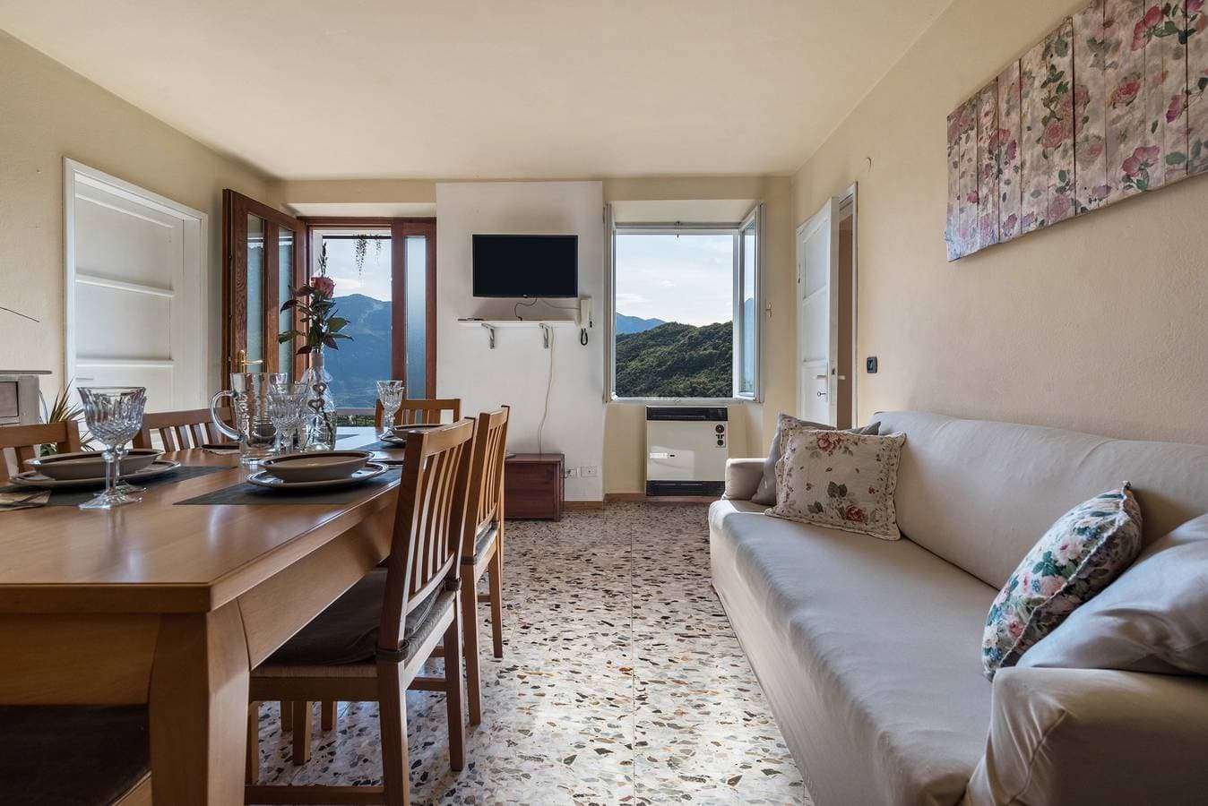 Foto 3 von 43: Ferienwohnung „Casa Vacanze Voiandes“ mit Bergblick, Balkon und WLAN