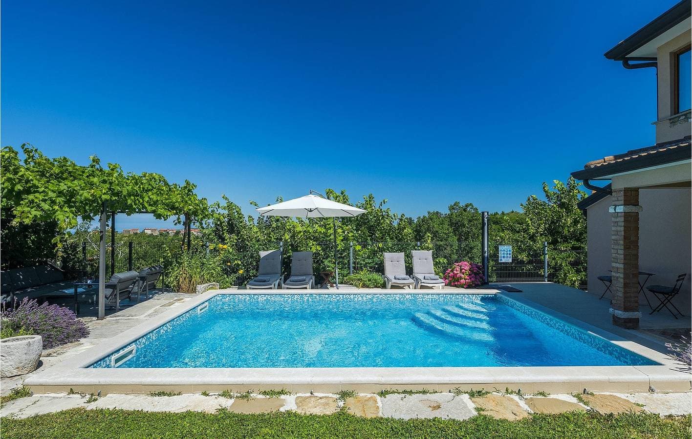 Foto 7 von 60: Charmante 2-Zimmer-Wohnung mit Pool und WLAN in der Nähe von Momjan