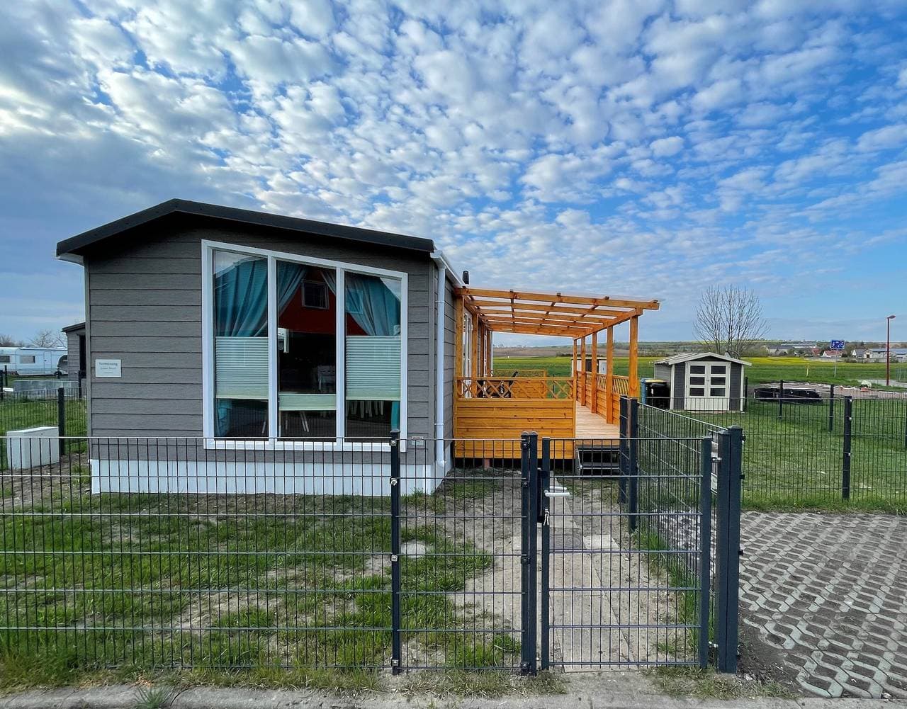 Foto 2 von 15: Ferienhaus Concordia direkt am See, mit überdachter Terrasse und Klimaanlage