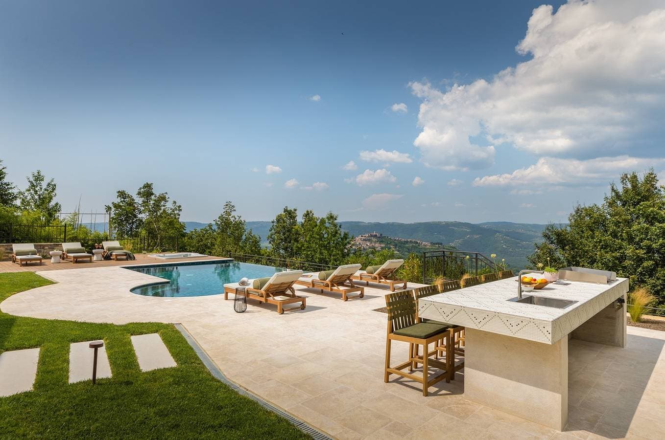 Foto 3 von 72: Villa Clara – Eine atemberaubende Oase des Luxus mit großem Pool, Wellness, Spielzimmer, Fitness und atemberaubender Aussicht auf Motovun
