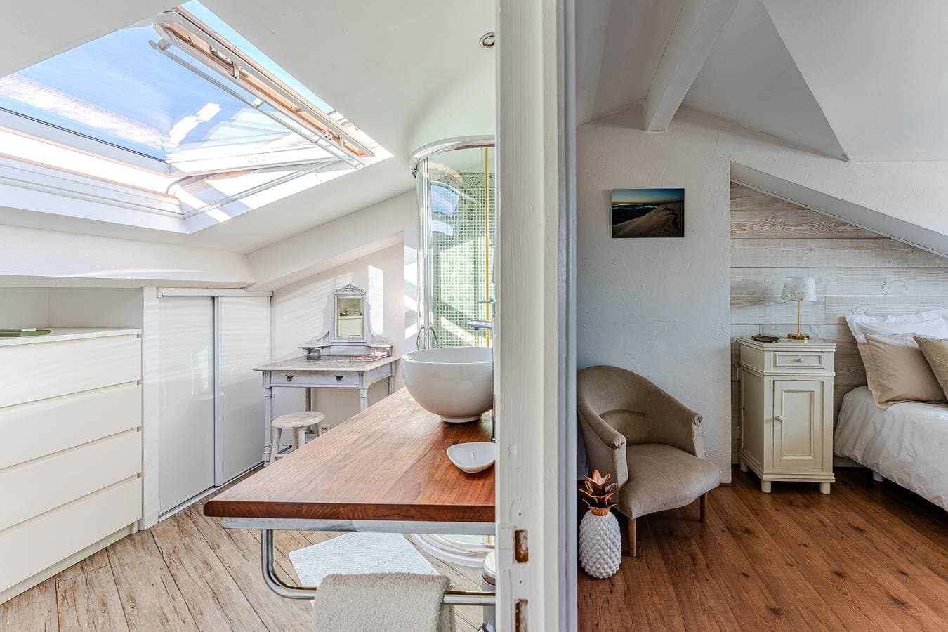 Foto 8 von 20: Gästezimmer 'La Chambre Dorée Du Bassin' mit privatem Garten und WLAN
