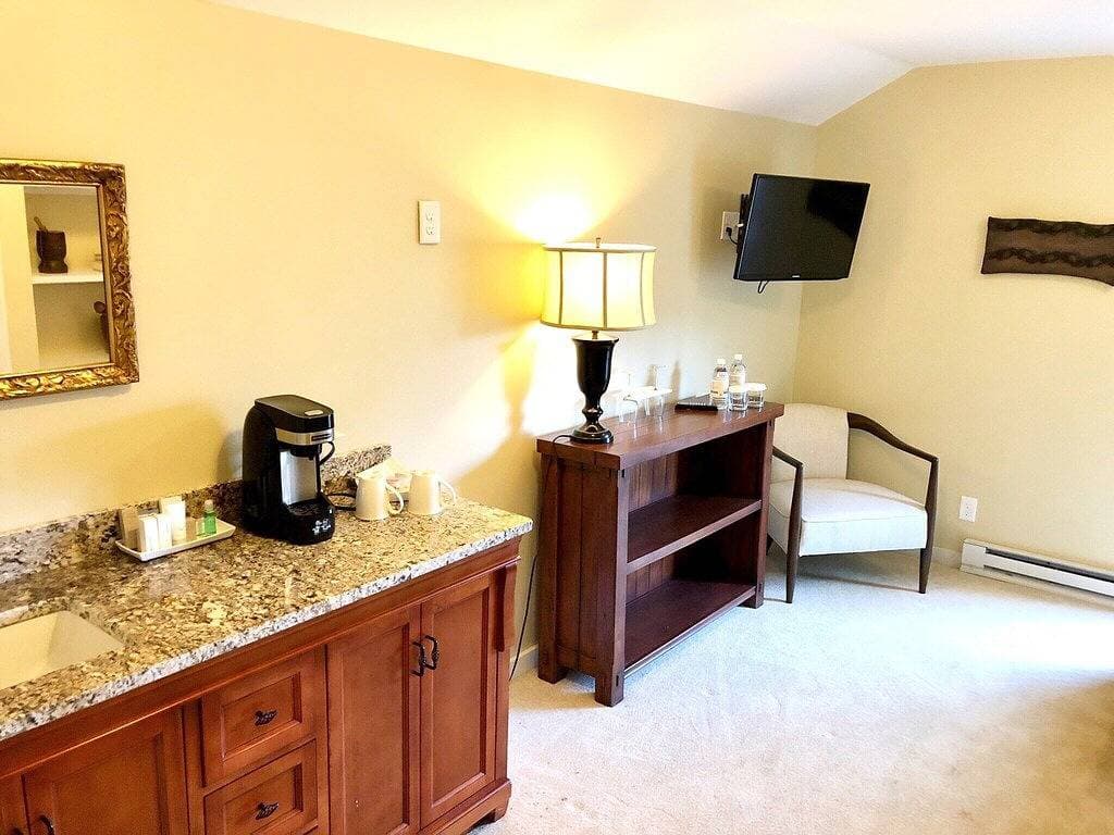 Foto 8 von 23: Deluxe Queen Suite with pull-out love seat, private entrance