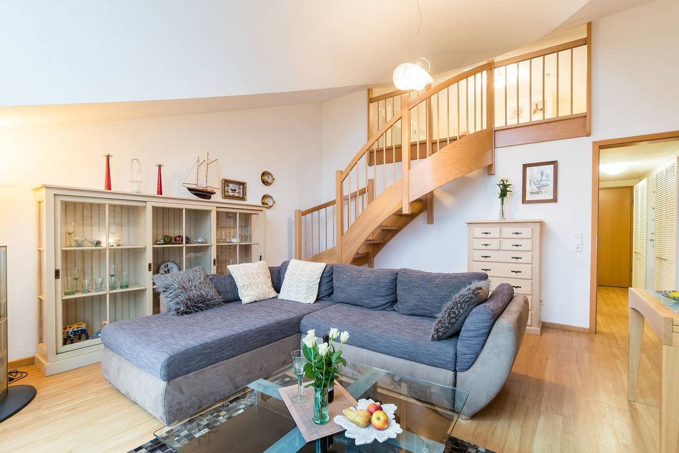 Foto 3 von 12: Elegante Ferienwohnung mit Meerblick und Galerie, direkte Strandlage