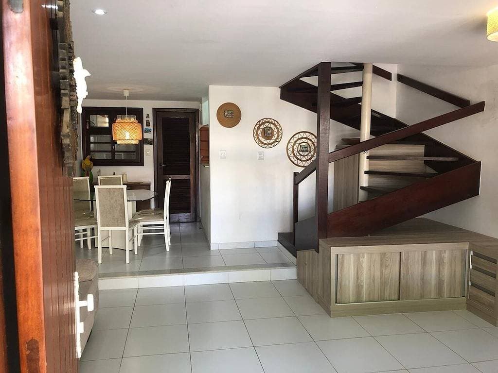 Foto 13 von 19: Haus mit Füßen im Sand, Flamengo Strand