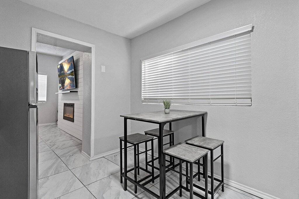 Foto 10 von 20: Welcoming modern home in Central El Paso