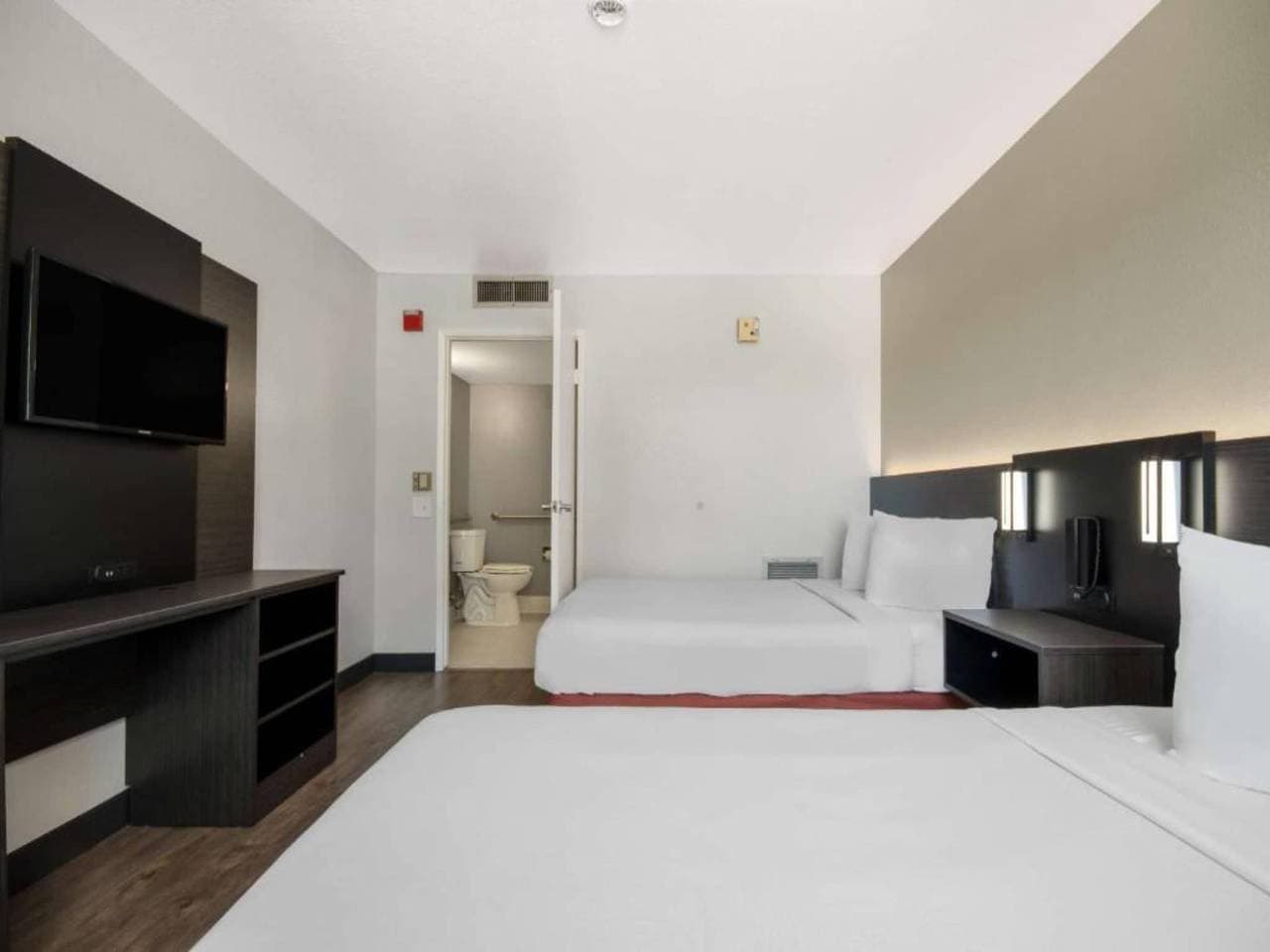 Foto 11 von 16: Ms6 Lompoc | 2 Queensize-Betten | Ada/Badewanne