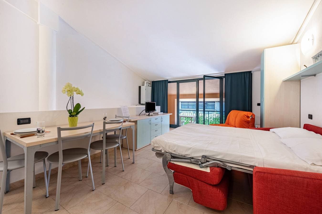 Foto 12 von 15: Studio-Apartment „Cozy Le Vele 7 Garda Lake“ mit Bergblick, WLAN und Klimaanlage