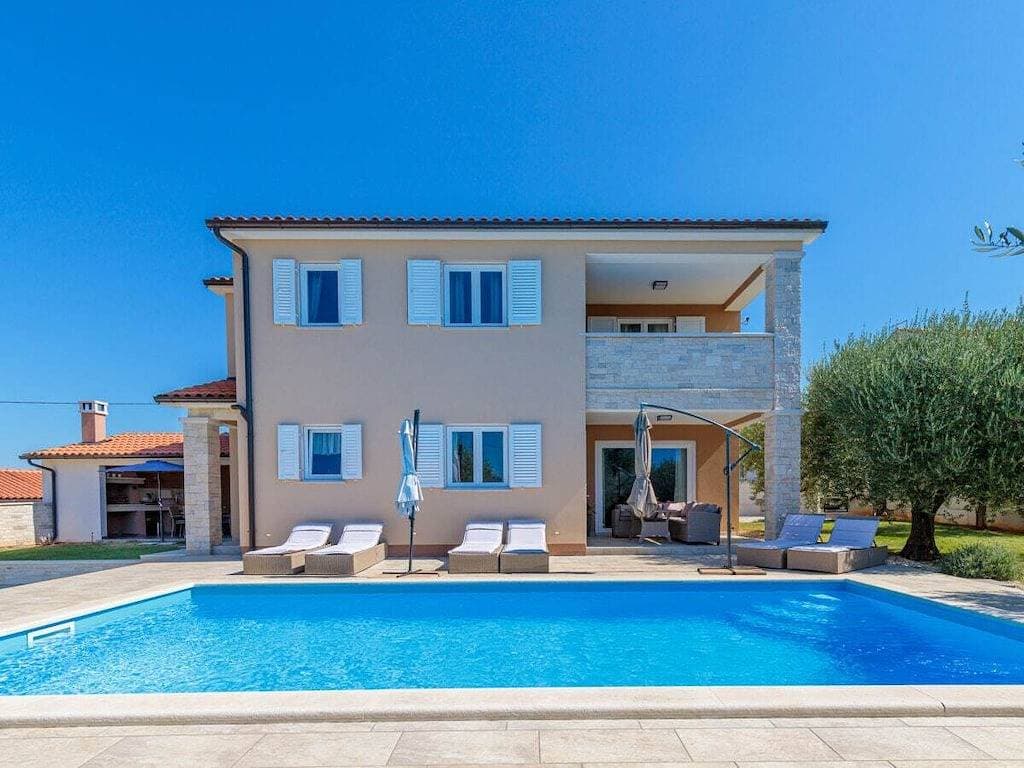 Villa in Sveti Lovrec mit Schwimmbecken 1