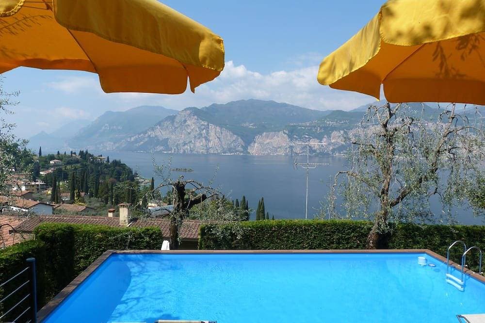 Foto 10 von 10: Terrasse mit herrlichem Seeblick, WiFi, Swimmingpool