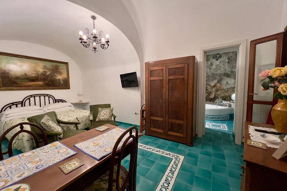 Foto 2 von 28: Honeymoon Amalfi •Private Sea View Terrace -Pet Friendly - Stone Bathroom