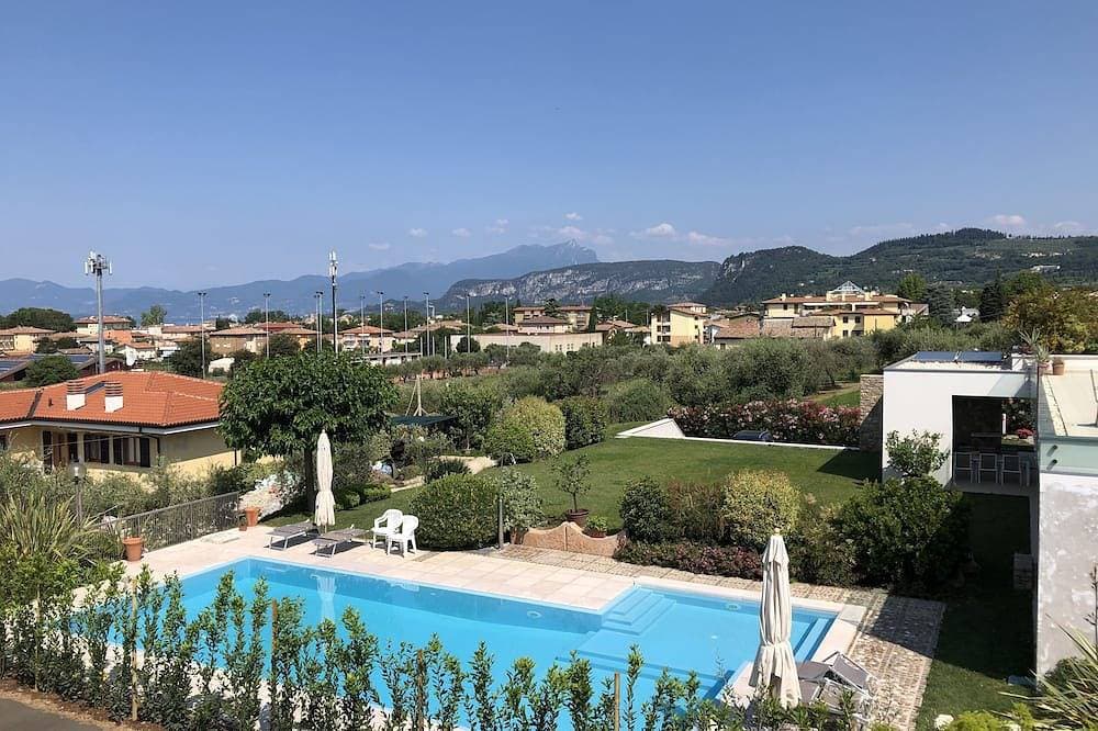 Apartment innerhalb einer Villa, großer Garten mit Blick auf See und Pool 1