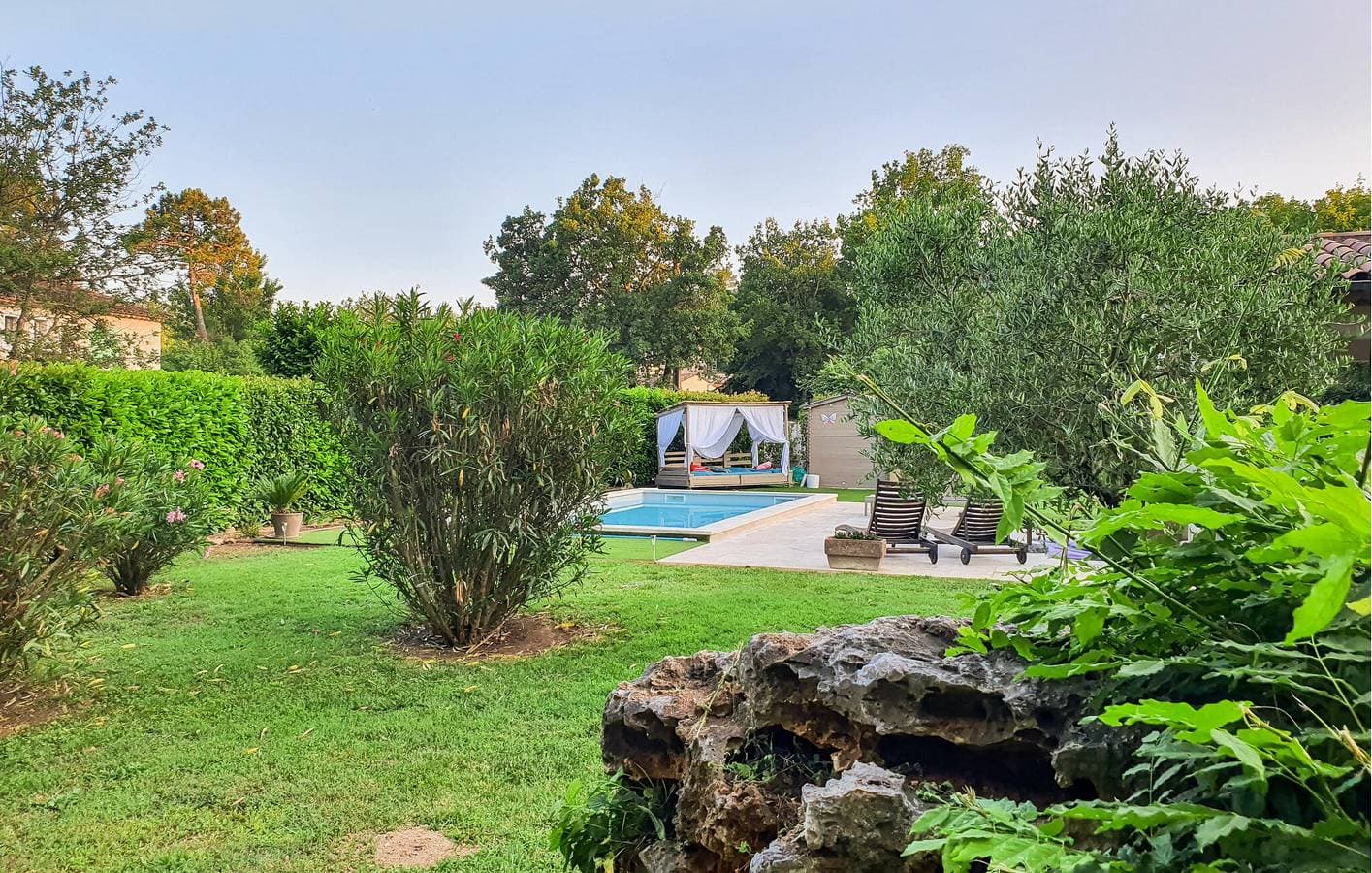 Foto 12 von 22: Geräumiger Rückzugsort mit Pool, Parkplatz und Terrasse