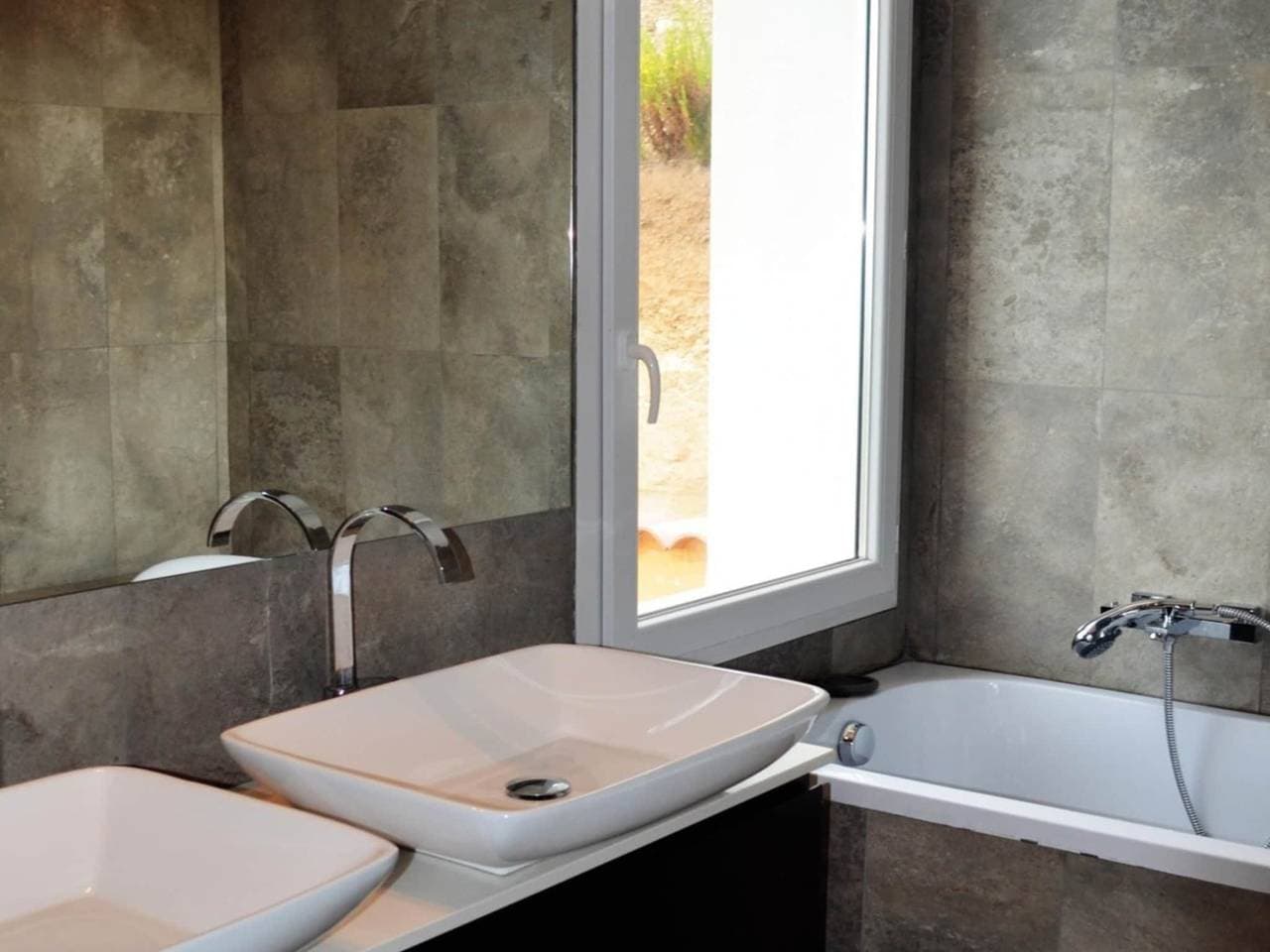 Foto 9 von 12: Moderne Familienvilla mit Pool