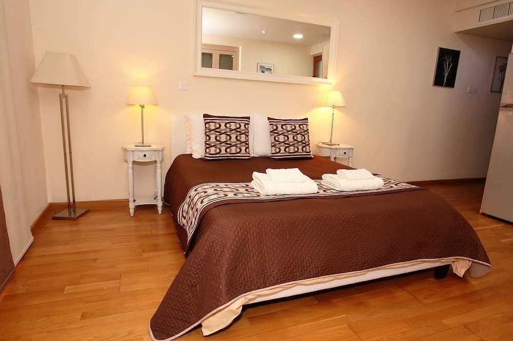 Foto 3 von 30: Ithaki Finikoudes Beach Front Apartment, einer der berühmtesten Strände in Zypern