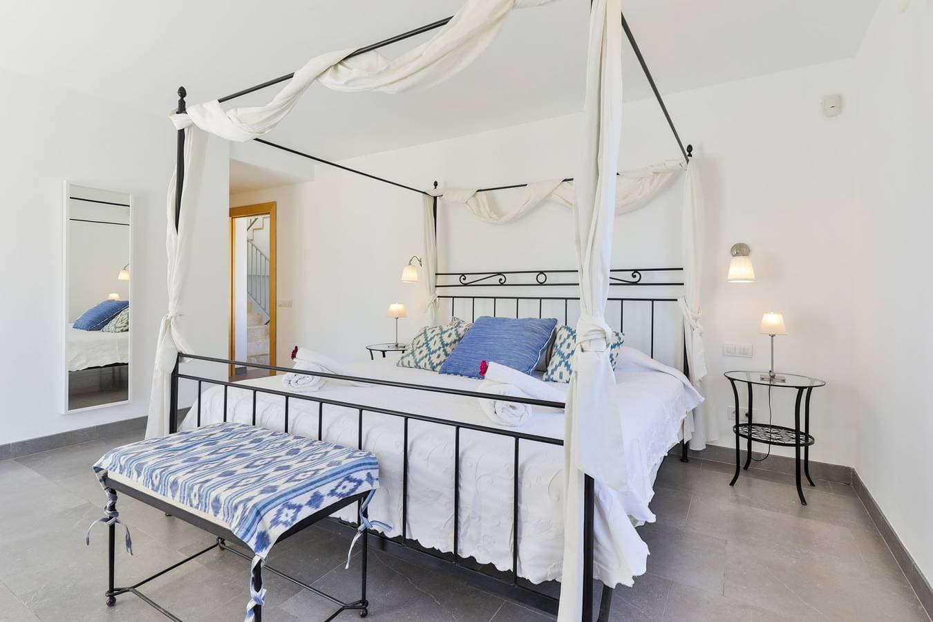 Foto 8 von 40: Deluxe Cala D'or Villa | Casa Morga | 4 Bedrooms | Distant Sea Views | Bright Interior