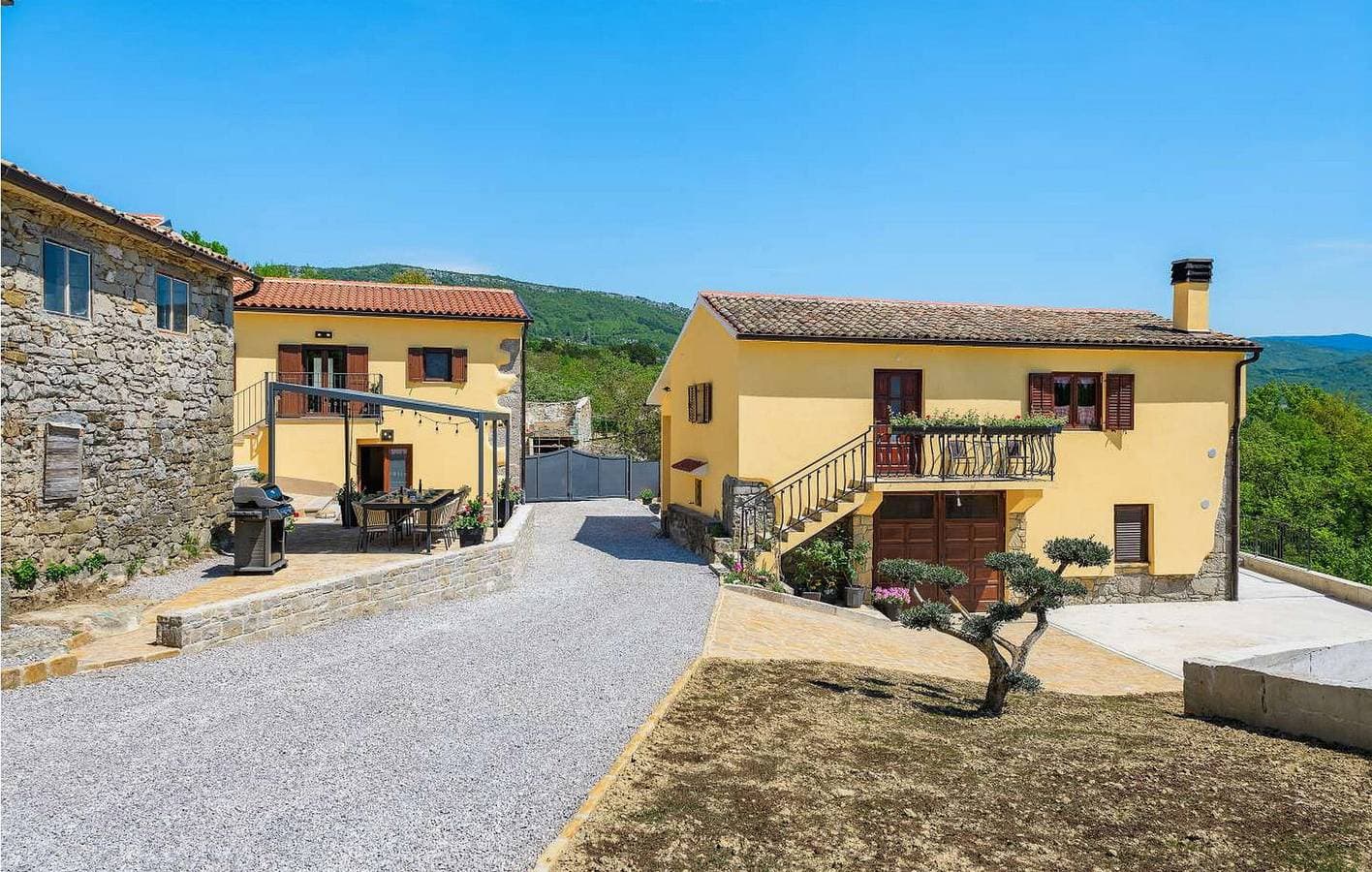 Geräumige 2-Zimmer-Wohnung mit Pool und Terrasse, 2,5 km vom Zentrum von Roč entfernt 1