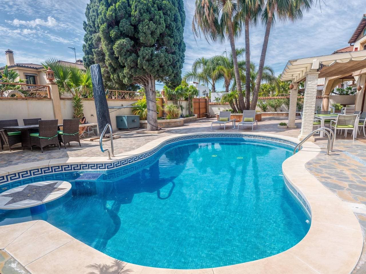 Foto 2 von 25: Luxusvilla nahe dem Meer mit Pool in Marbella