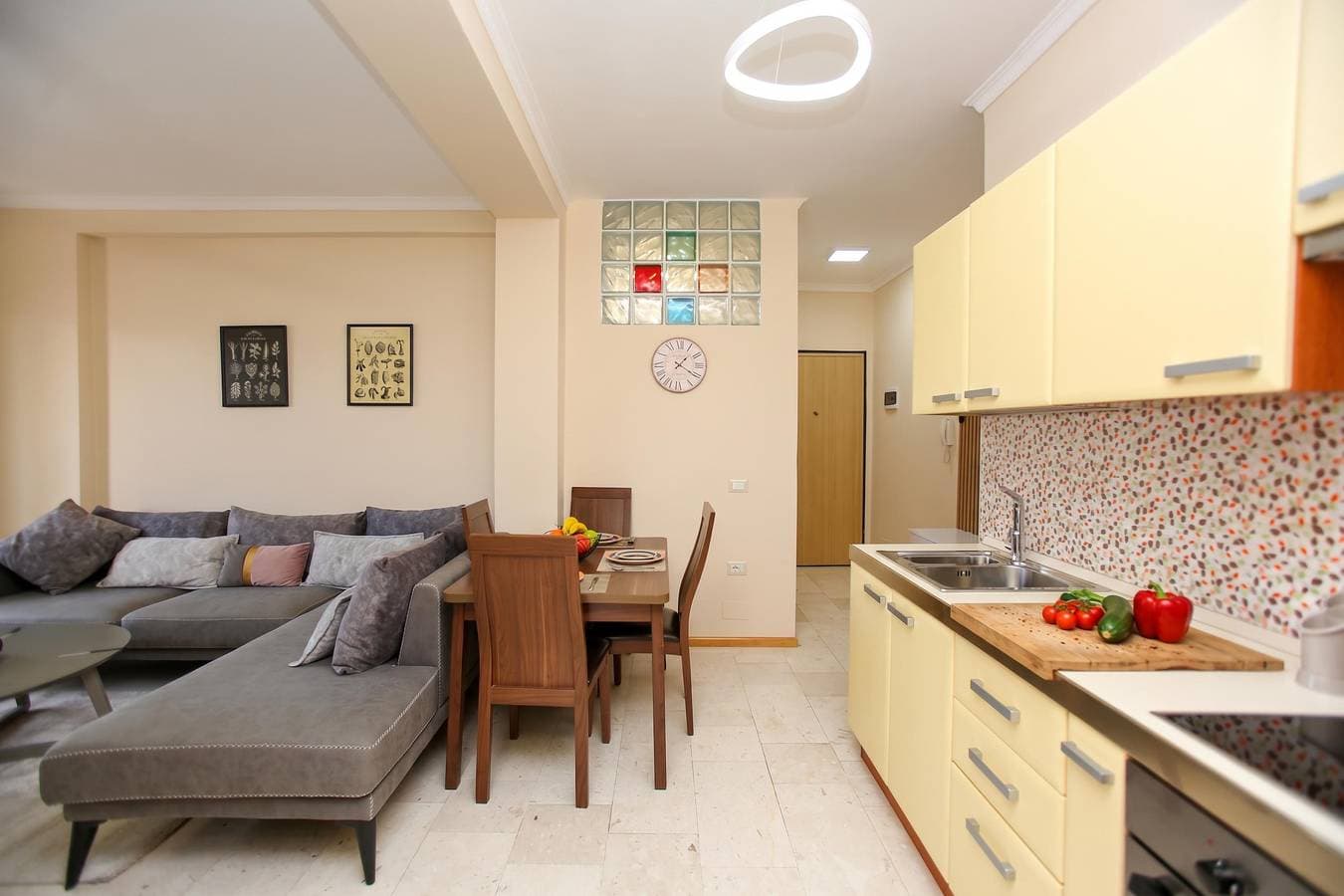 Foto 3 von 21: Vlora Sunset Apartment /w Balcony & Sea View