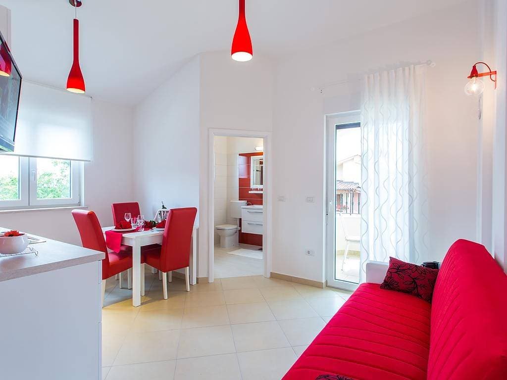 Foto 5 von 13: Neue und moderne voll ausgestattete Wohnung in einer Villa mit Pool in der Nähe von Porec, alle Zimmer klimatisiert