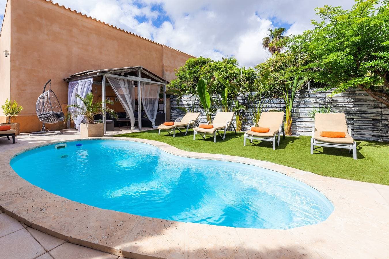 Foto 2 von 34: Finca Casa Varna mit Bergblick, Pool, Terrasse & Garten; Parkplatz vorhanden