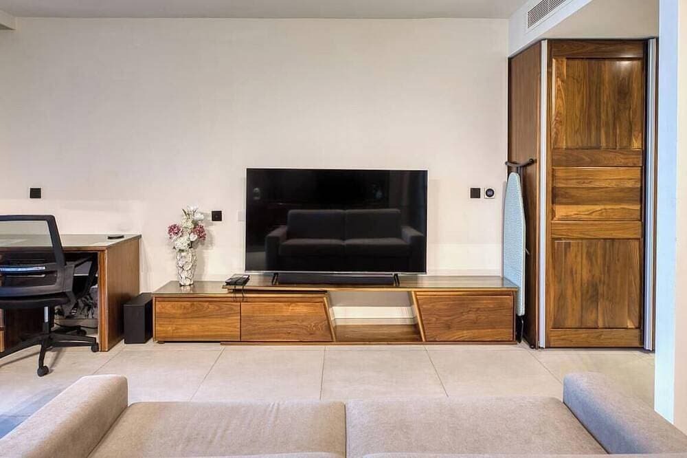 Foto 12 von 30: Official Mercury Suite: Luxury w/ Pool & Balcony