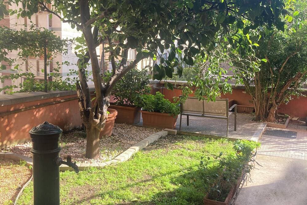 Foto 7 von 17: House garden Vatican Walls