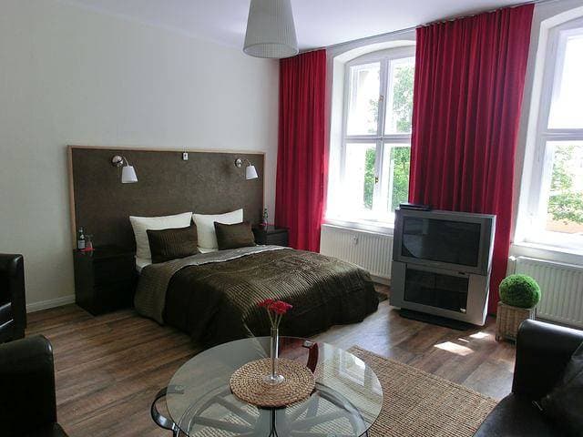 Foto 5 von 6: Ferienwohnung KiezFlair - Ferienwohnung 51 qm, Wohn-/Schlafzimmer, Schlafzimmer, max. 4 Personen