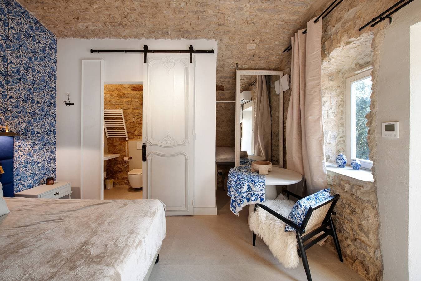 Foto 4 von 21: Suite Schlafzimmer (21 m2) mit gemeinsamer Terrasse, Sauna und Blick auf den Olivengarten