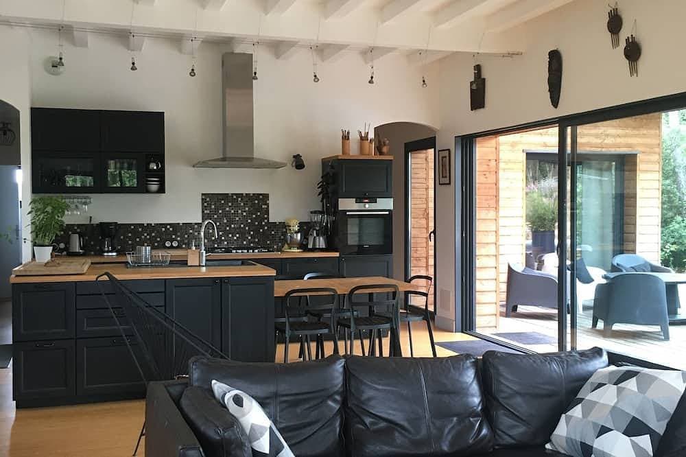 Foto 11 von 20: Modernes Holzhaus mit Pool auf großem ruhigem Grundstück.